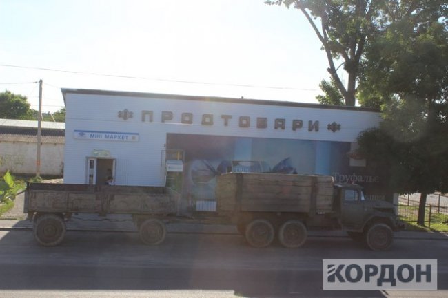 Вантажівка і Volkswagen не розминулися біля поліції в Любомлі