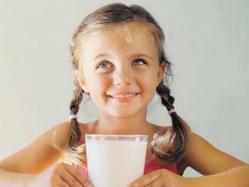 Школярам Луцька обіцяють склянку молока за 80 копійок
