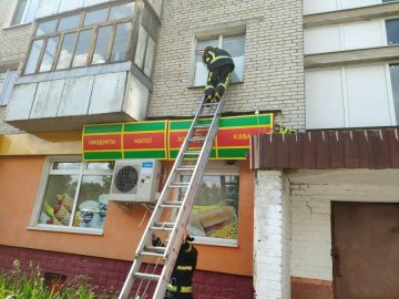 Травмувалася в квартирі і не могла відчинити: у Луцьку надзвичайники лізли у вікно, аби врятувати жінку