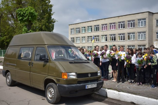 Волинські школярі спільно з волонтерами відремонтували автомобіль для 14 ОМБр. ФОТО