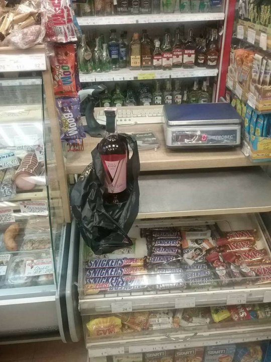 «Не втрималась»: продавець луцького магазину продала «заборонене» вино