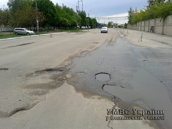 Волинських посадовців карають за ями на дорогах. ФОТО