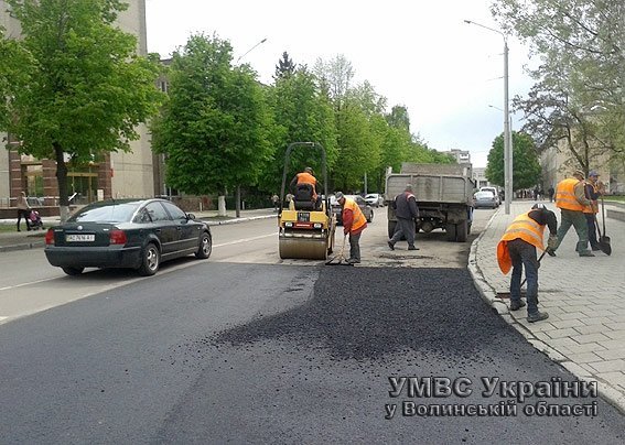 Волинських посадовців карають за ями на дорогах. ФОТО