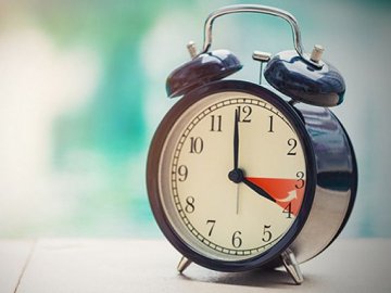 Спати на годину довше: Україна переходить на «зимовий» час