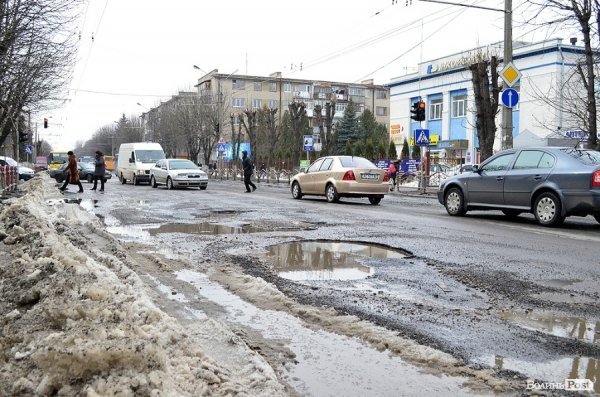 У Луцьку дороги поки не ремонтують, а тільки засипають ями щебенем. ФОТО