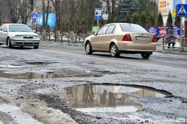У Луцьку дороги поки не ремонтують, а тільки засипають ями щебенем. ФОТО