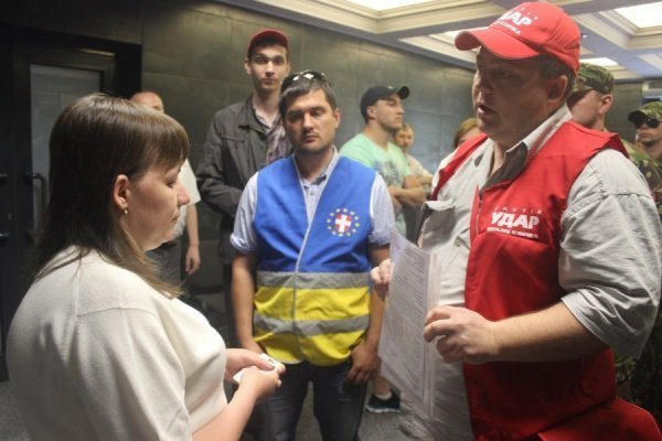 Активісти просять волинських нардепів про саморозпуск ВР. ФОТО