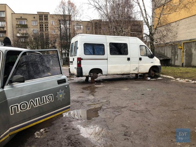 На Волині з буса зняли колеса. ФОТО