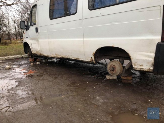 На Волині з буса зняли колеса. ФОТО