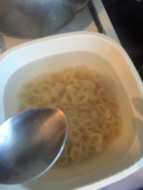 На гастрономічному фестивалі лучанка придбала макарони з черв’яками. ФОТО