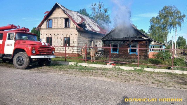 П'ятеро дітей без даху над головою: на Волині у багатодітно родини згоріли два будинки