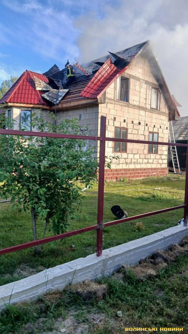 П'ятеро дітей без даху над головою: на Волині у багатодітно родини згоріли два будинки