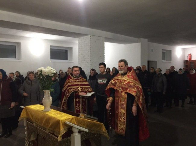 Волинська громада, у якої дотла згорів храм, розпочала звершення постійних богослужінь у новій церкві. ФОТО