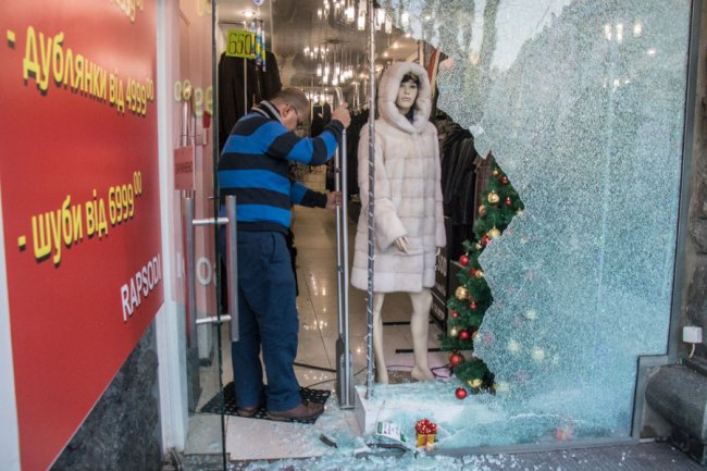 Проти лому немає прийому: на Хрещатику з бутіка вкрали 40 шуб. ФОТО