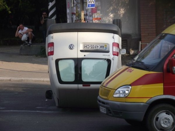 У центрі Сімферополя машина перекинулася догори дриґом. ФОТО