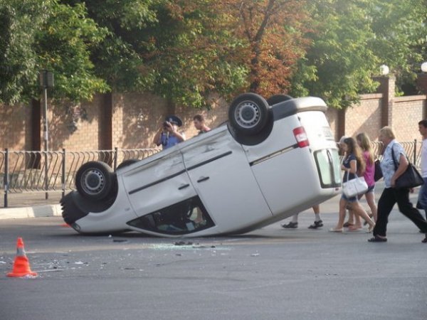 У центрі Сімферополя машина перекинулася догори дриґом. ФОТО