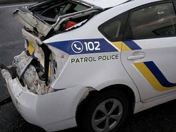 У Києві вантажівка «знесла» патрульний Prius