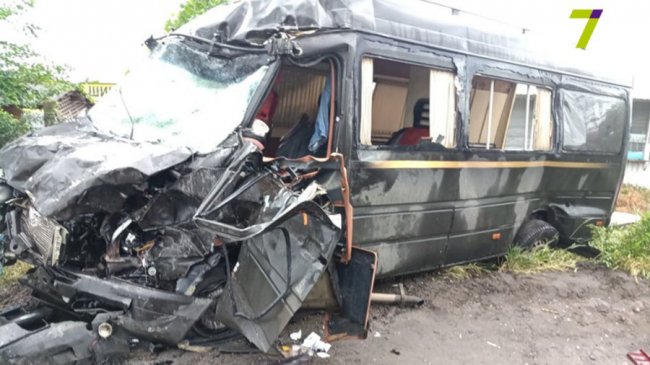 На Одещині маршрутка протаранила вантажівку, є постраждалі. ФОТО