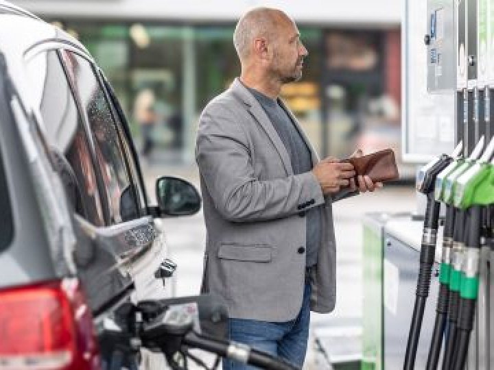 Ціни на пальне можуть злетіти до 120 грн за літр: прогноз економіста