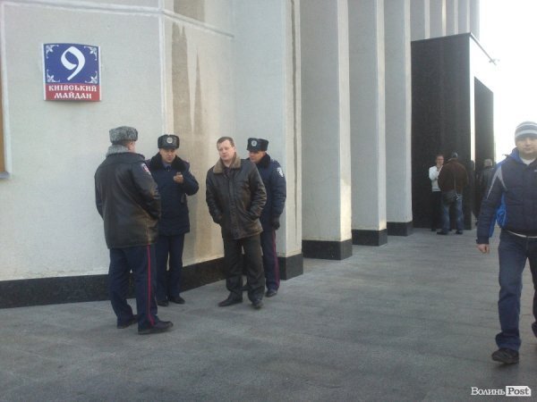 «Клімчука геть!» – плакати на сесії Волиньради. ФОТО