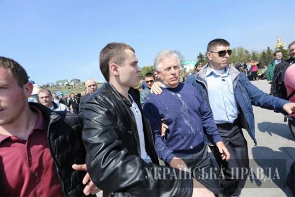 У лідера комуністичної партії Симоненка жбурнули кефіром. ФОТО. ВІДЕО.