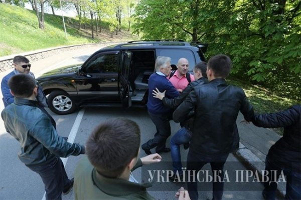 У лідера комуністичної партії Симоненка жбурнули кефіром. ФОТО. ВІДЕО.