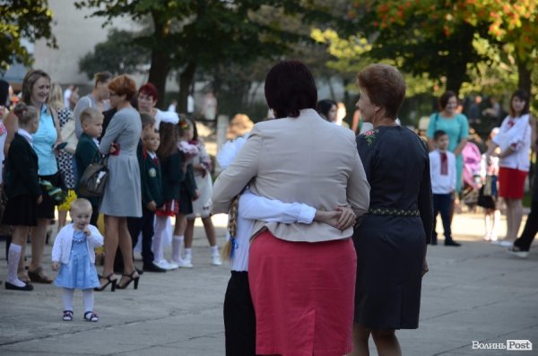 Перший дзвоник у луцьких школах. ФОТОРЕПОРТАЖ