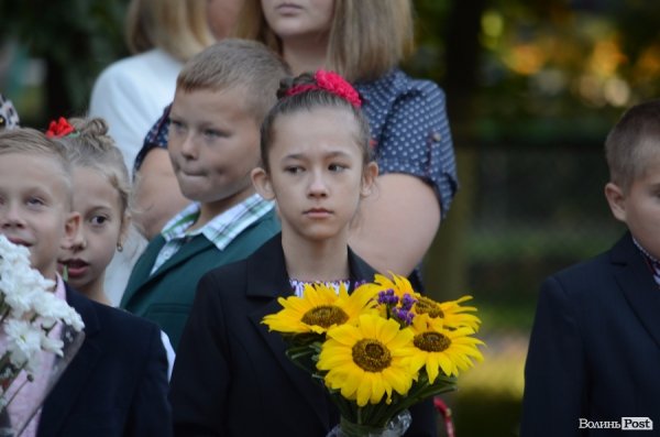 Перший дзвоник у луцьких школах. ФОТОРЕПОРТАЖ