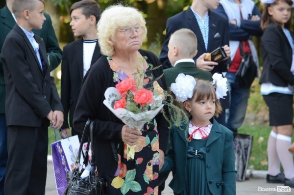 Перший дзвоник у луцьких школах. ФОТОРЕПОРТАЖ