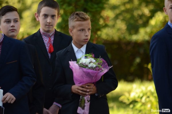 Перший дзвоник у луцьких школах. ФОТОРЕПОРТАЖ