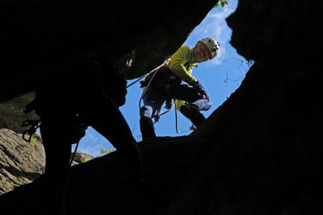 Рятувальні роботи в печерах, високі скелі і тролеї: тренер з Луцька влаштував екстремальний табір для дітей і дорослих
