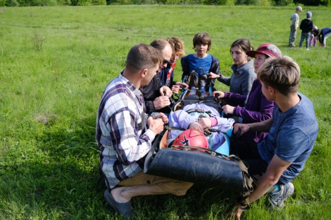 Рятувальні роботи в печерах, високі скелі і тролеї: тренер з Луцька влаштував екстремальний табір для дітей і дорослих