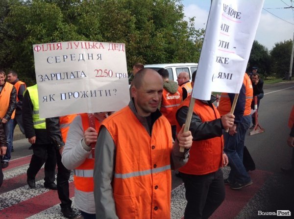Волинські дорожники перекрили траси і вимагають заробітну платню. ФОТО