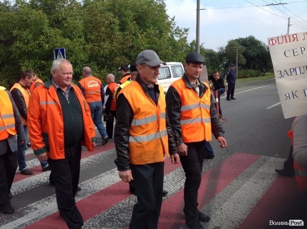 Волинські дорожники перекрили траси і вимагають заробітну платню. ФОТО