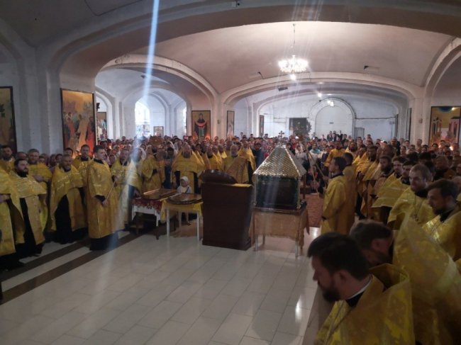 Вулицями Луцька хресною ходою пройшли прихильники УПЦ (МП). ФОТО