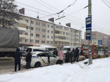 Від удару з вантажівкою легковик відкинуло в маршрутку: деталі аварії у Луцьку. ФОТО