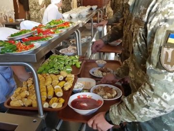 Більше м`яса, соки та солодощі: в ЗСУ змінять систему харчування. ВІДЕО