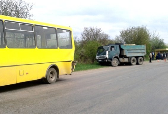 Аварія на Волині: «КамАЗ» врізався у маршрутку