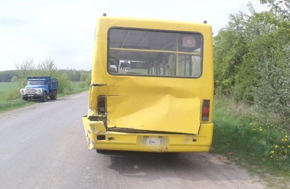 Аварія на Волині: «КамАЗ» врізався у маршрутку