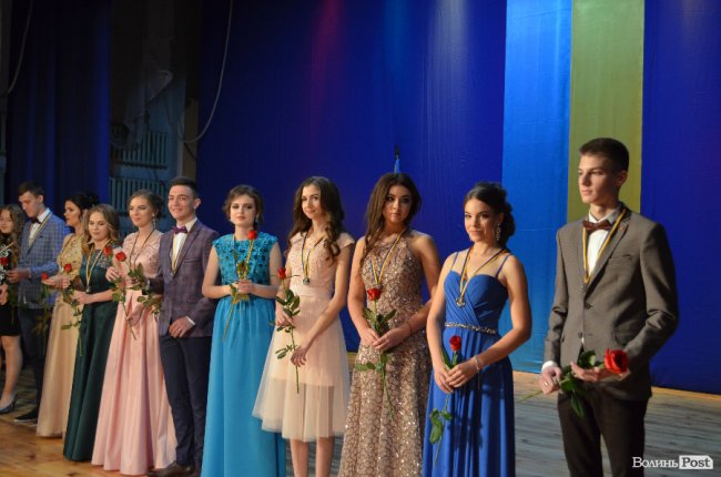 «Ви переможці»: у Луцьку нагородили випускників-медалістів. ФОТО