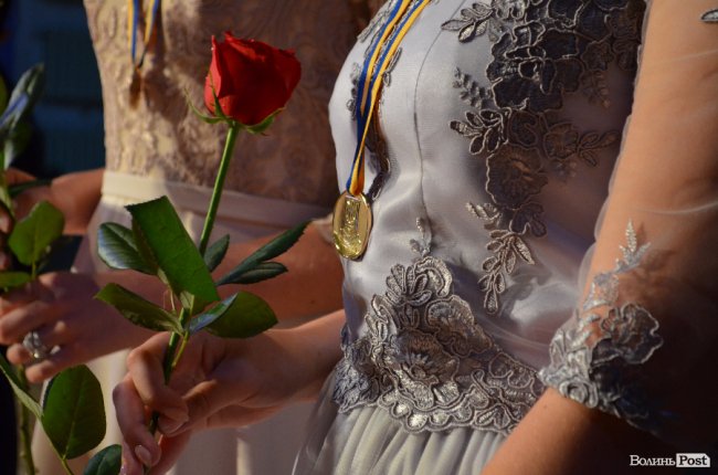 «Ви переможці»: у Луцьку нагородили випускників-медалістів. ФОТО