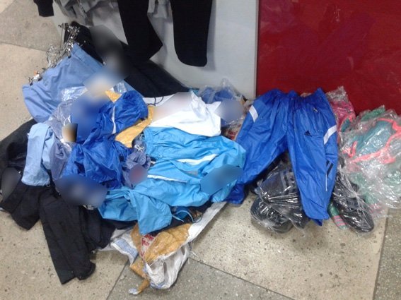 На Волині жителька Дніпропетровська продавала підробки одягу відомого бренду. ФОТО