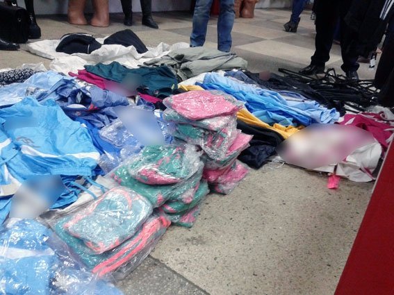 На Волині жителька Дніпропетровська продавала підробки одягу відомого бренду. ФОТО