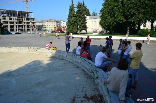 Молодь Луцька захищала мову - поезією в рупор. ФОТО