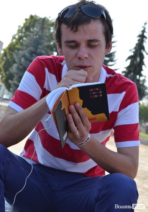 Молодь Луцька захищала мову - поезією в рупор. ФОТО