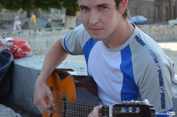 Молодь Луцька захищала мову - поезією в рупор. ФОТО