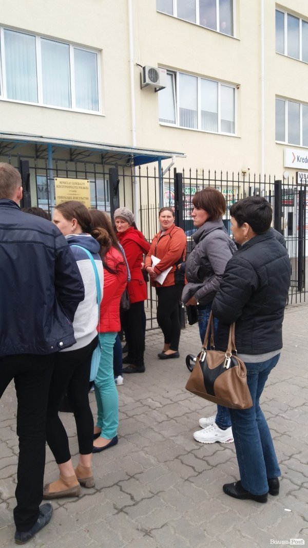 Пікет під польським Консульством у Луцьку. ФОТО