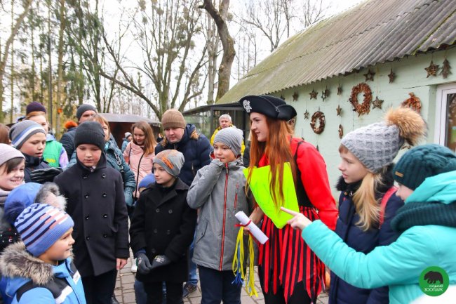 Як малеча в луцькому зоопарку ведмедика «лікувала». ФОТО