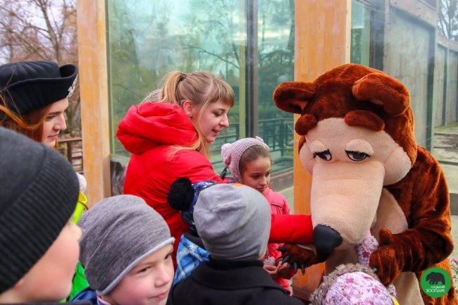 Як малеча в луцькому зоопарку ведмедика «лікувала». ФОТО