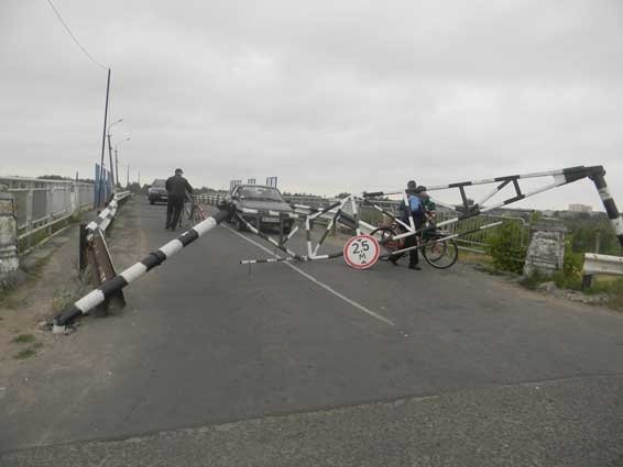 У Ковелі на дорогу впав обмежувач висоти і заблокував рух. ФОТО